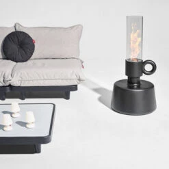 Lampe Fatboy Flamtastique - Anthracite -Lafumaei Boutique 104683 lampe huile fatboy flamtastique anthracite personne ambiance 4