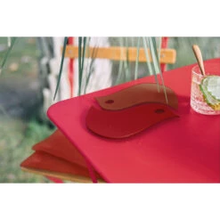 Dessous De Plat FERMOB Oiseaux - Rouge Ocre / Piment -Lafumaei Boutique 300208 dessous plat fermob oiseaux rouge ocre piment ambiance