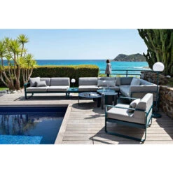 Lampe FERMOB Mooon! - Bleu Acapulco -Lafumaei Boutique mooon lampe bleu acapulco ambiance 6 min